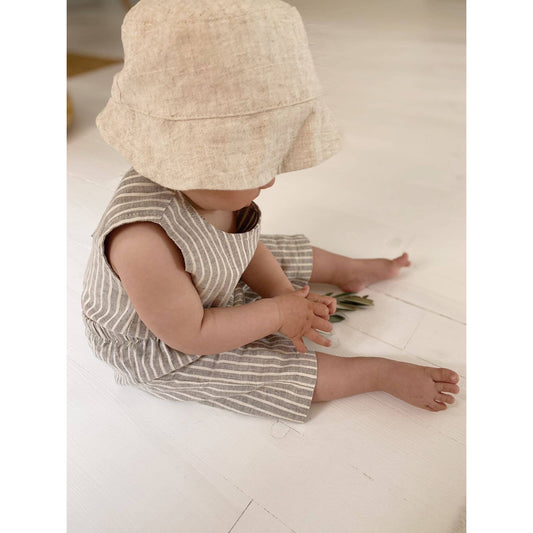  The perfect stylish summer look !  Fabric: 50% linen 50% cotton fabric with an open back and mother-of-pearl buttons.   Color: Striped grey and white 